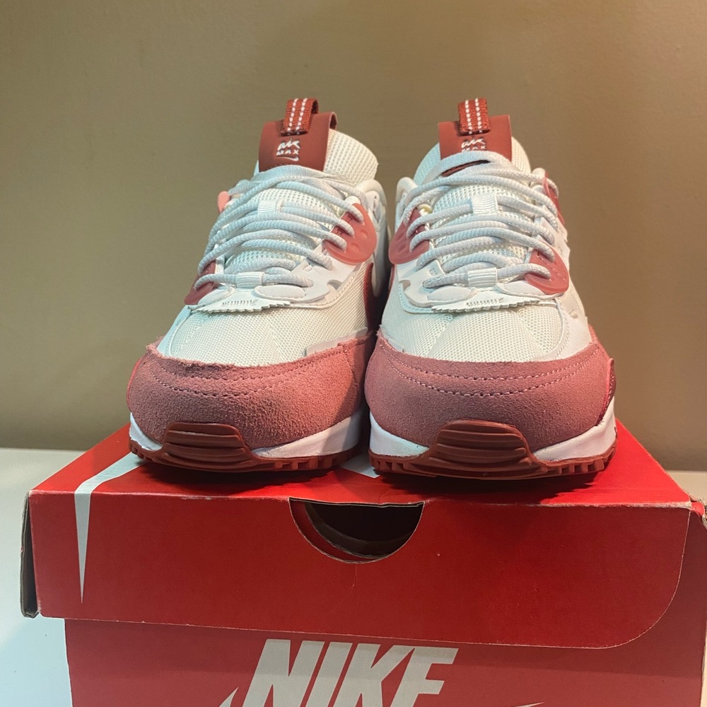 🔥 NIKE WOMEN’S AIR MAX 90 ‘FUTURA’ RED STARDUST/RUGGED ORANGE SZ 6.5 FQ8881-618 - Picture 4 of 10